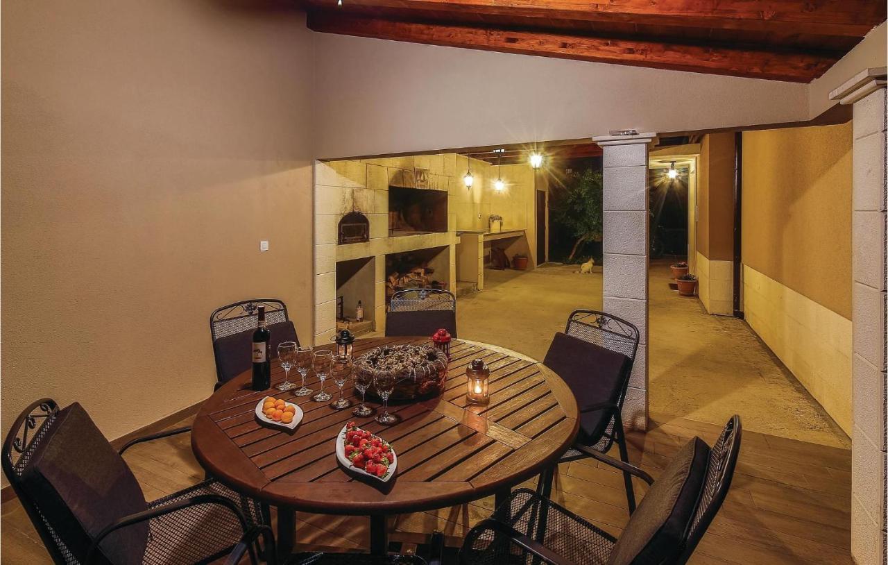 1 Bedroom Stunning Apartment In Kastel Gomilica Kaštela Esterno foto